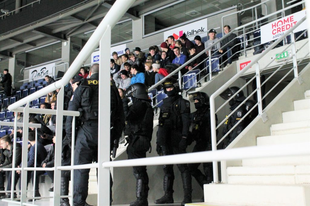 Euroškoláci proti policistům